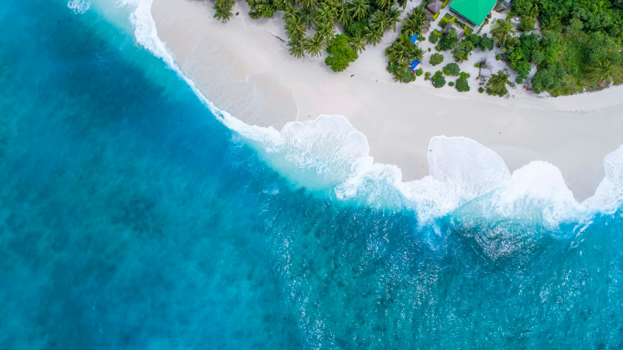 Turquoise water and white sand on a beach in Aruba